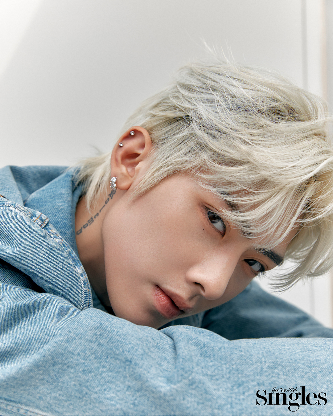 리키가 로에베의 셔츠를 착용하고 촬영한 싱글즈 화보